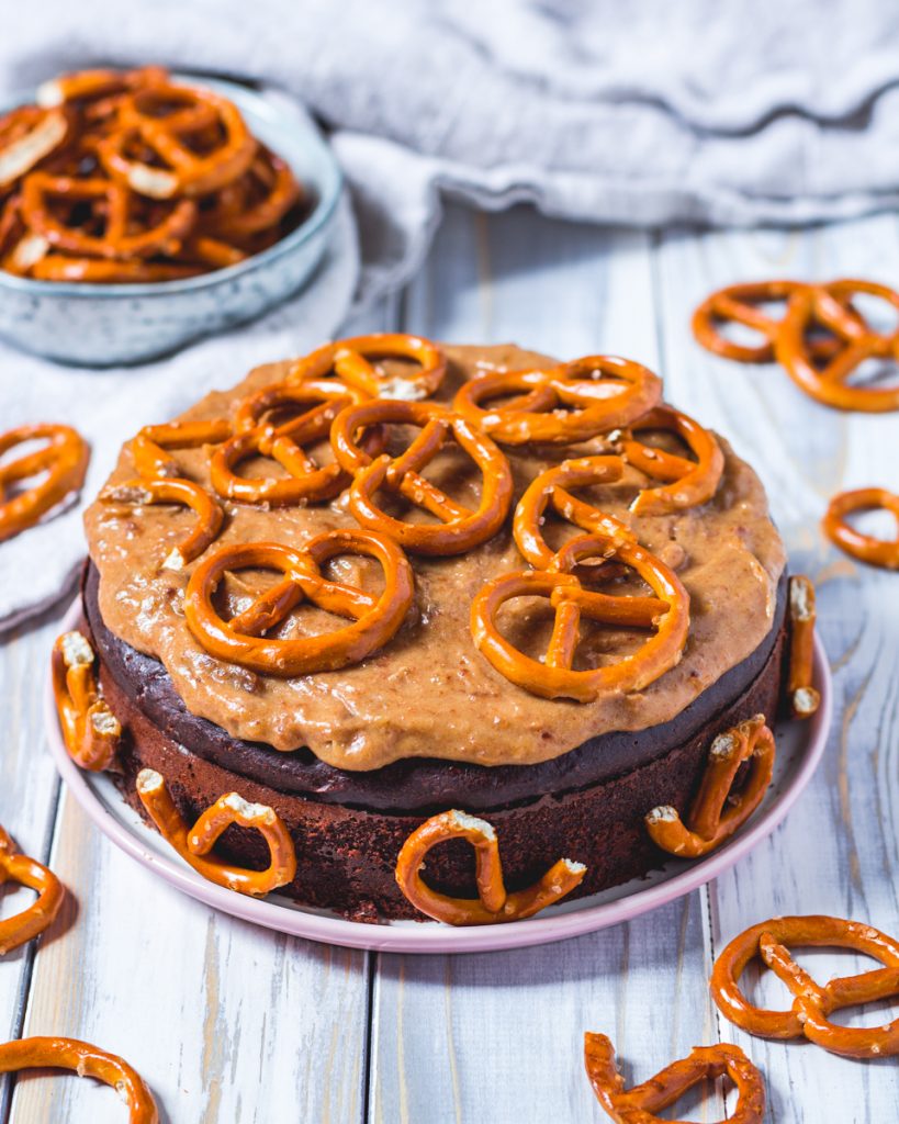 Brownie Protein Kuchen mit Karamell- Brezel Topping – danifitlifestyle