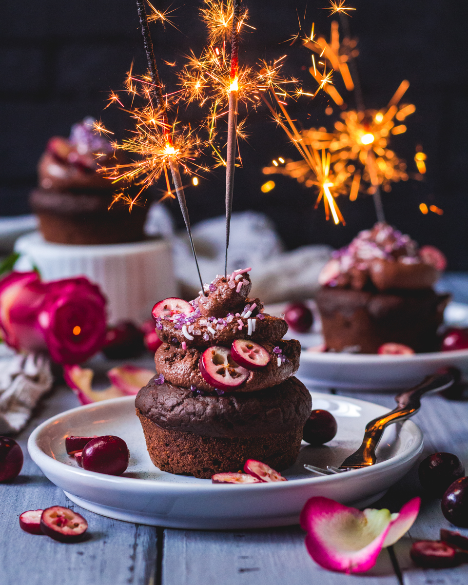 vegan chocolate cupcakes with chocolate frosting