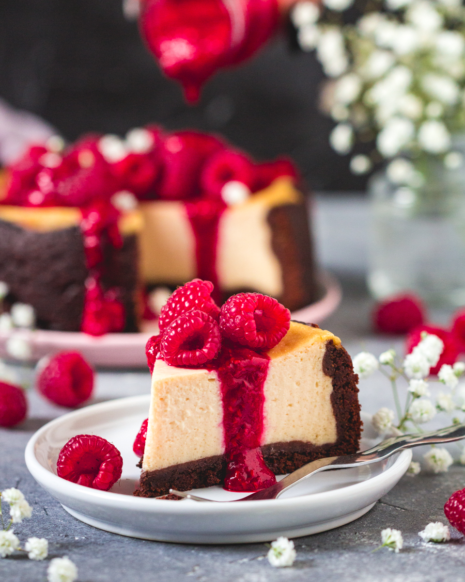 Veganer Kasekuchen Mit Schoko Boden Und Himbeersauce Rezept