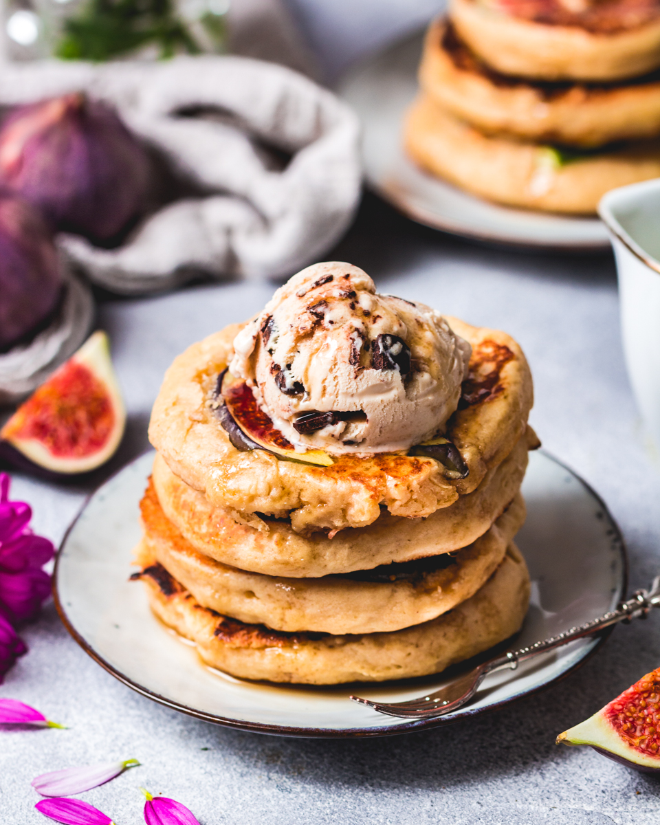 Pfannkuchen mit Ahornsirup und Eis